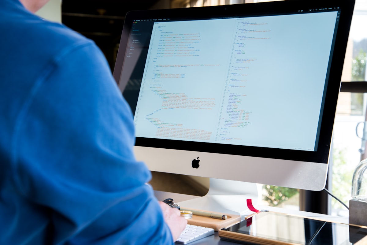 Persona programando frente a un computador